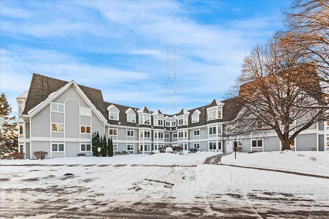 $179,900 | 4035 Victoria Street North, Unit 110, Shoreview, MN 55126