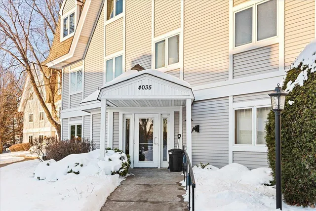 $179,900 | 4035 Victoria Street North, Unit 110, Shoreview, MN 55126