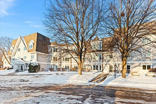 $169,900 | 4035 Victoria Street North, Unit 110, Shoreview, MN 55126