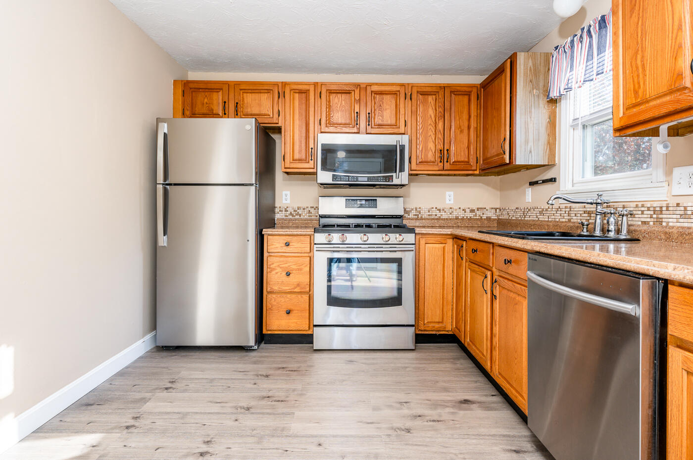 63 Triangle Circle Sandwich, MA 02563 - Photo 8 of 30 kitchen2