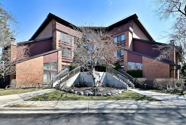 $379,000 | 706 Waukegan Road, Unit C203, Glenview, IL 60025
