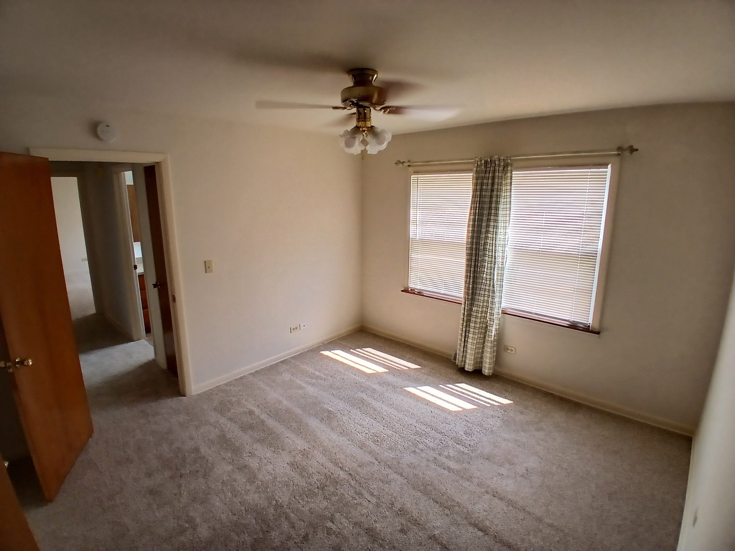 211 North Bothwell Street, Unit 1A Palatine, IL 60067 - Photo 5 of 5 an empty room with windows and fan