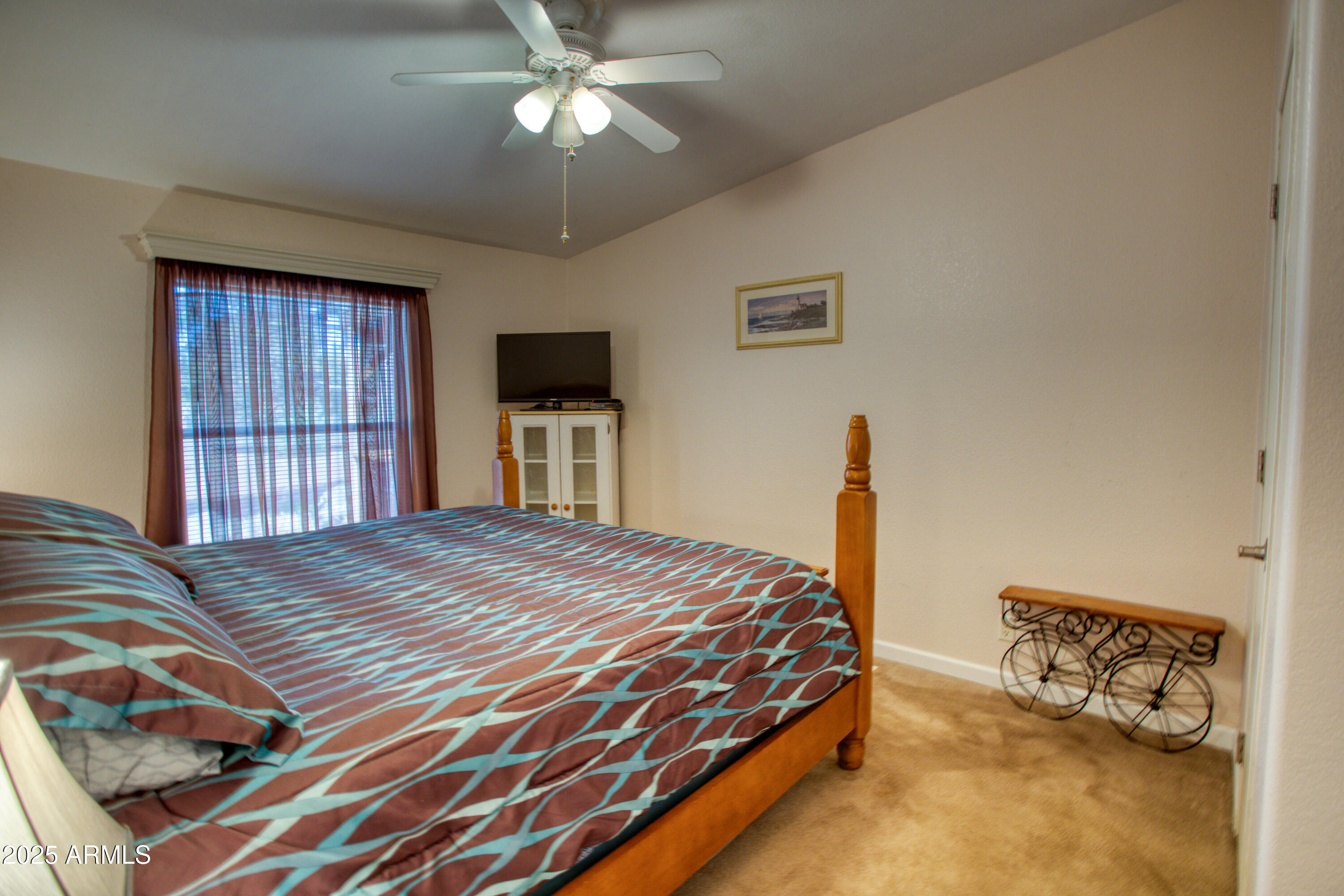 125 County Rd N3077 Show Low, AZ 85901 - Photo 21 of 71 a bedroom with a bed and a flat tv screen on dresser