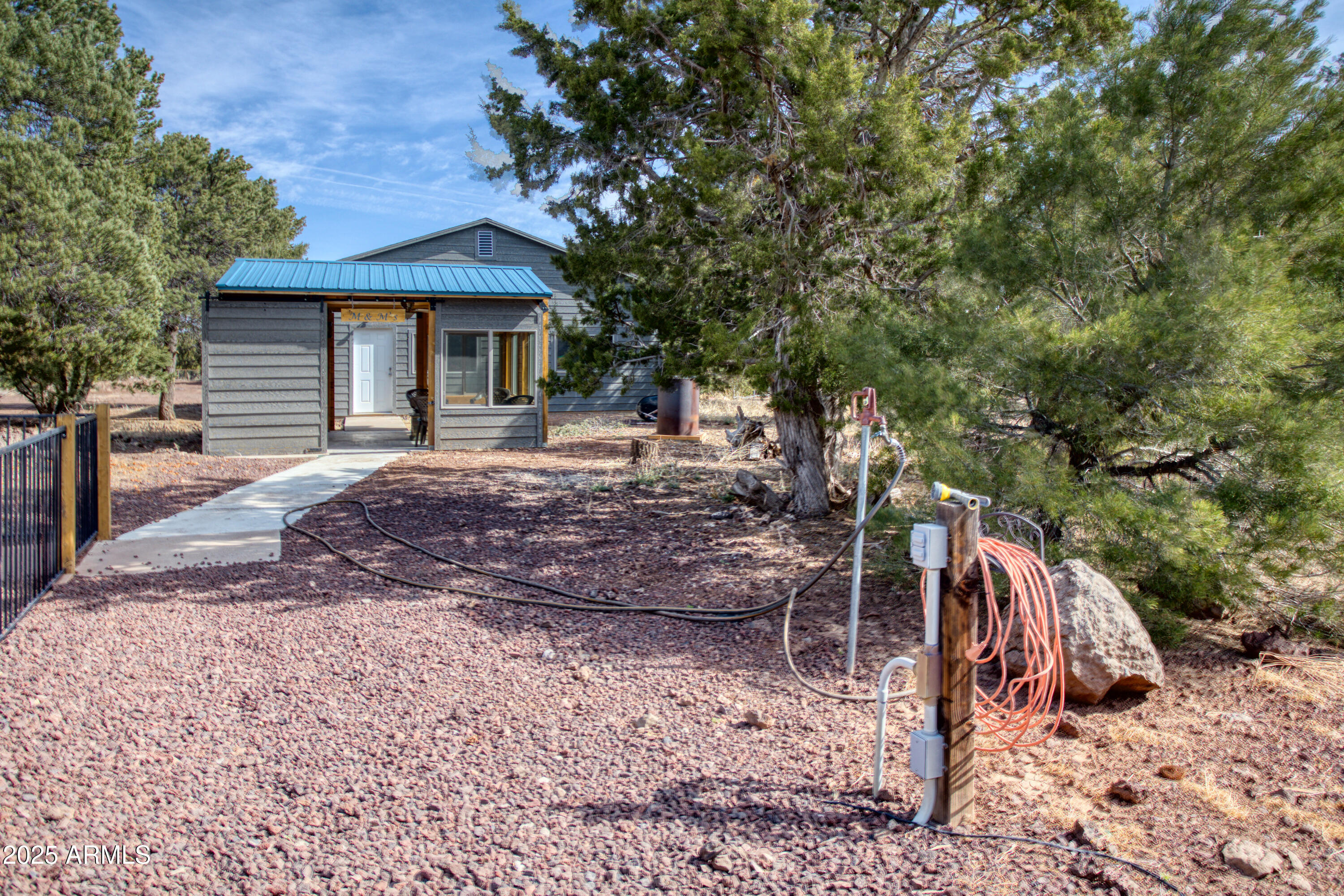 125 County Rd N3077 Show Low, AZ 85901 - Photo 33 of 71 a front view of a house with a yard