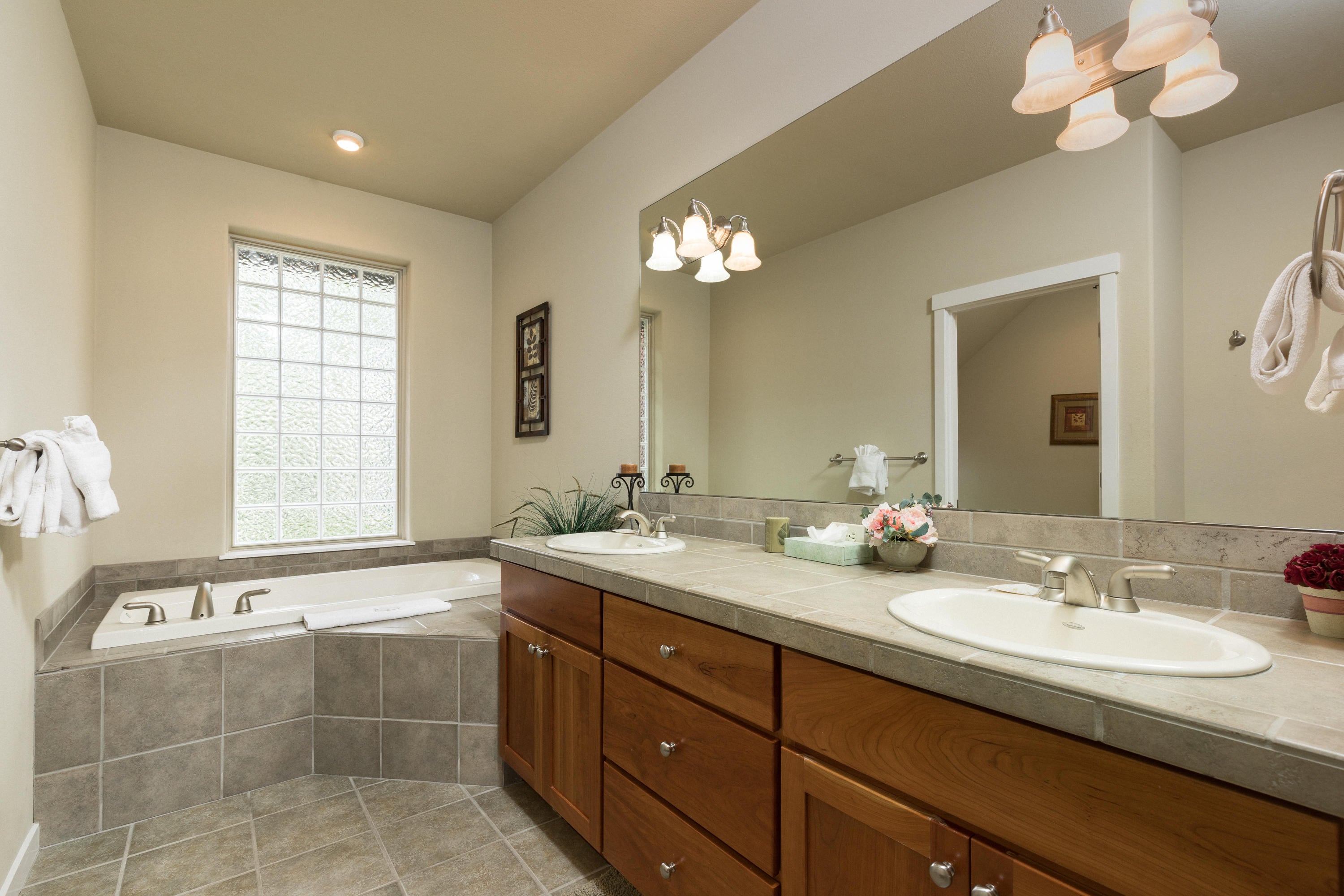 1371 Highland View Loop, Unit WG18 Redmond, OR 97756 - Photo 14 of 23 Master Bath