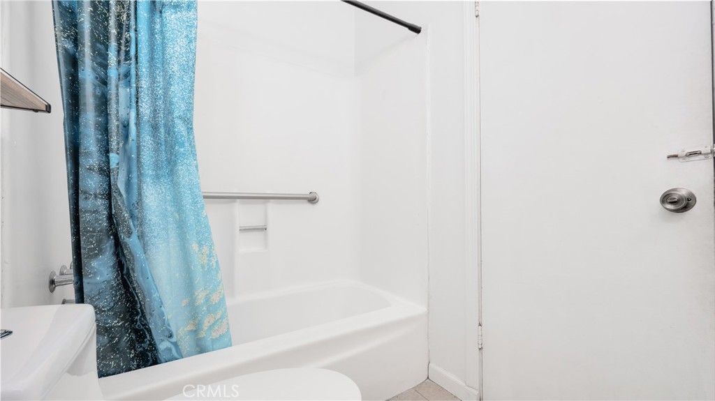 920 Raintree Place Vista, CA 92084 - Photo 8 of 18 a bathroom with a bathtub and shower