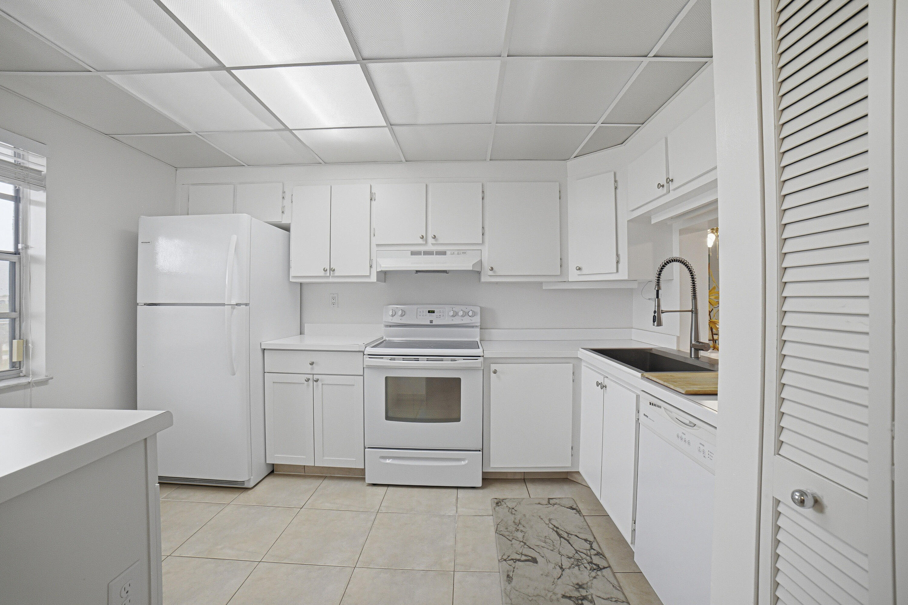 3940 Inverrary Boulevard, Unit 603A Lauderhill, FL 33319 - Photo 4 of 39 Kitchen