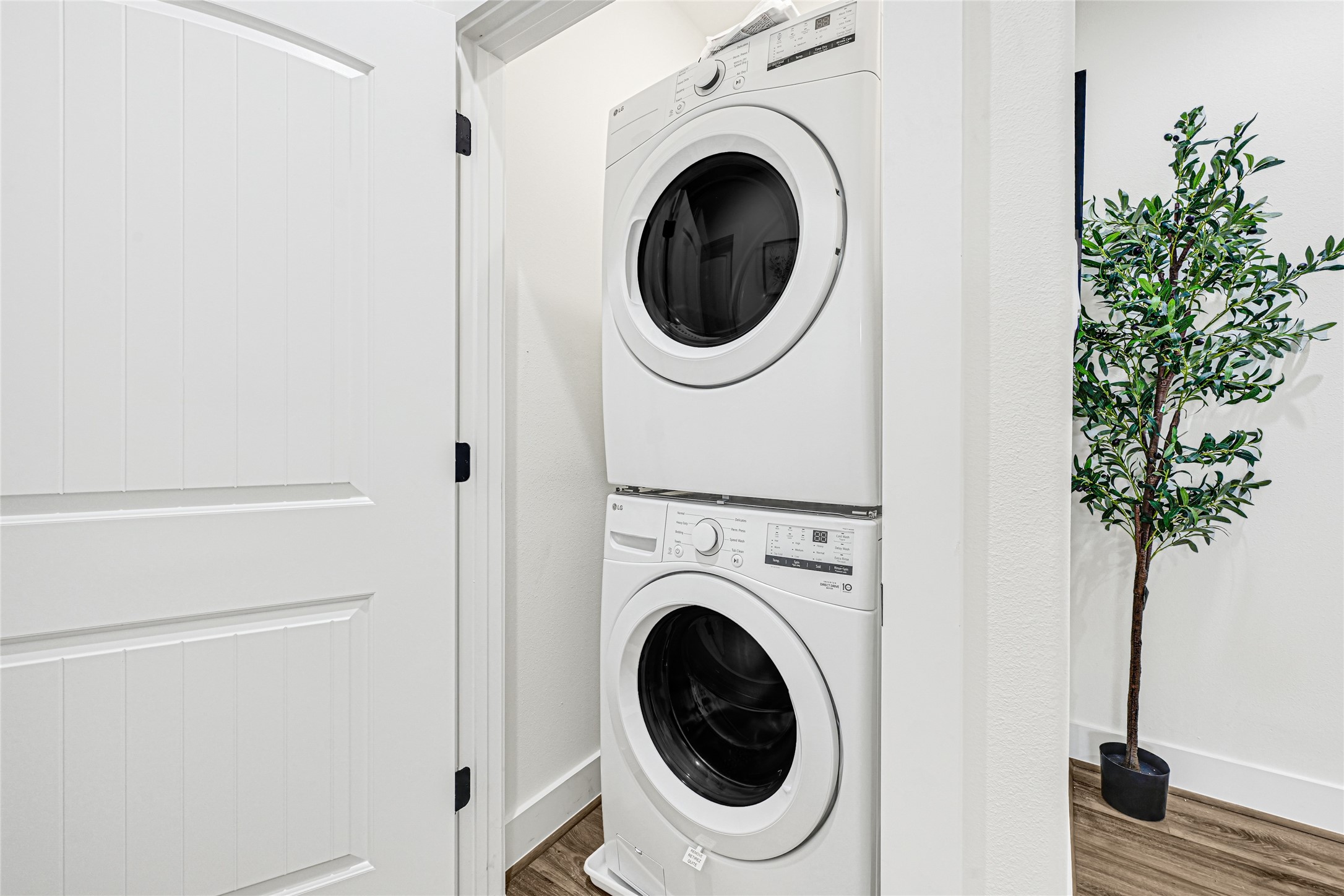 3845 Lydia Street Houston, TX 77021 - Photo 18 of 45 a utility room with dryer and washer