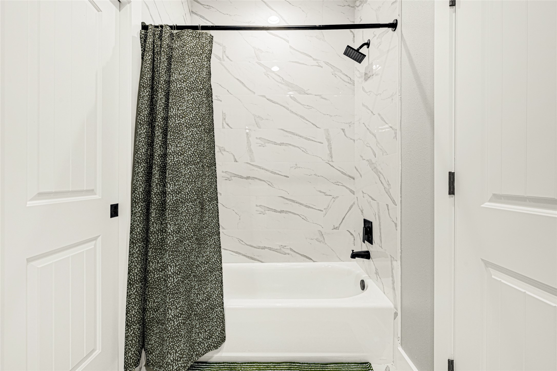 3845 Lydia Street Houston, TX 77021 - Photo 32 of 45 a bathroom with a shower and a bath tub