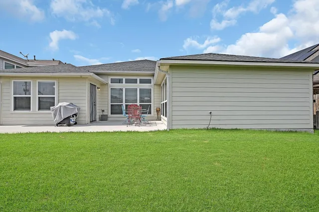 a view of a house with backyard