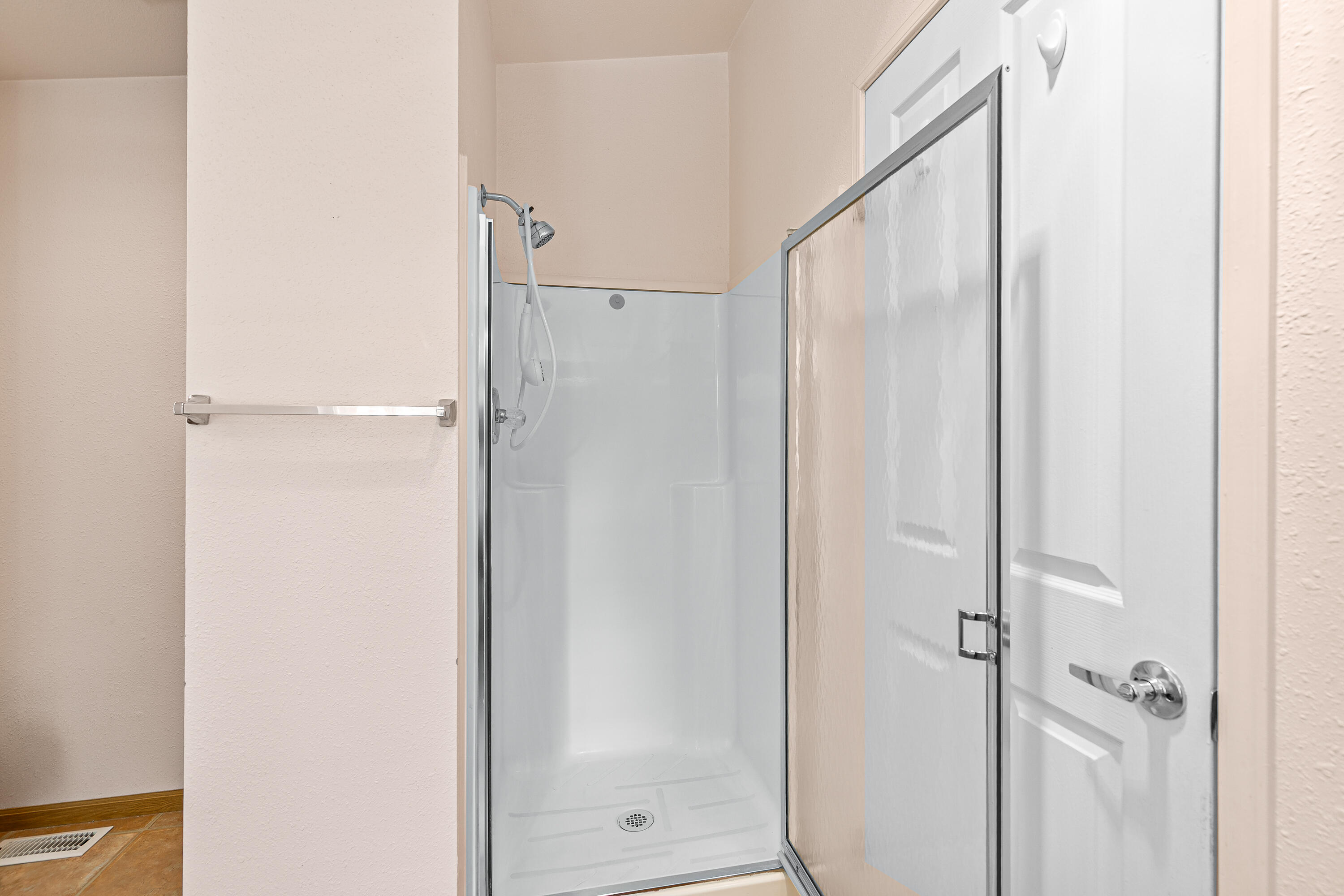 555 Freeman Road, Unit 251 Central Point, OR 97502 - Photo 24 of 30 Master Bathroom Shower