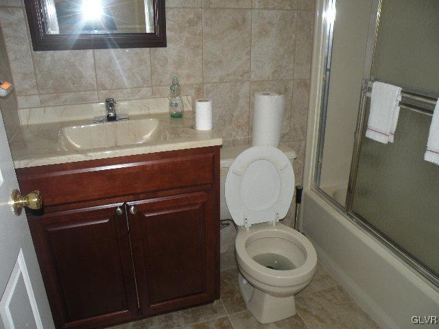 252 Pheasant Run Bushkill, PA 18324 - Photo 12 of 19 Main Bathroom