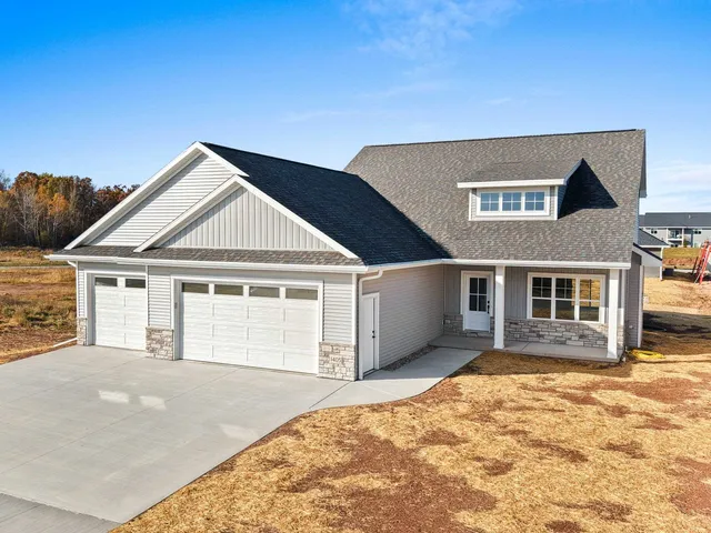 $549,900 | 1405 Crossroads Drive, De Pere, WI 54115