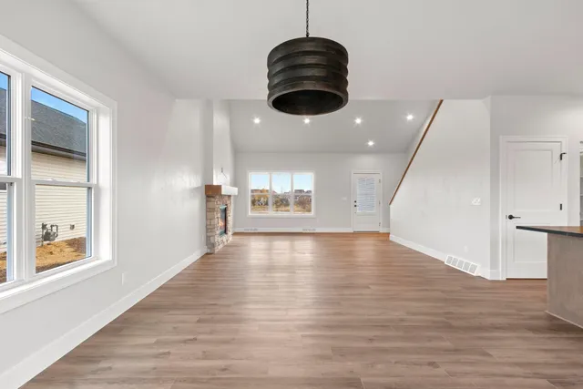 $549,900 | 1405 Crossroads Drive, De Pere, WI 54115