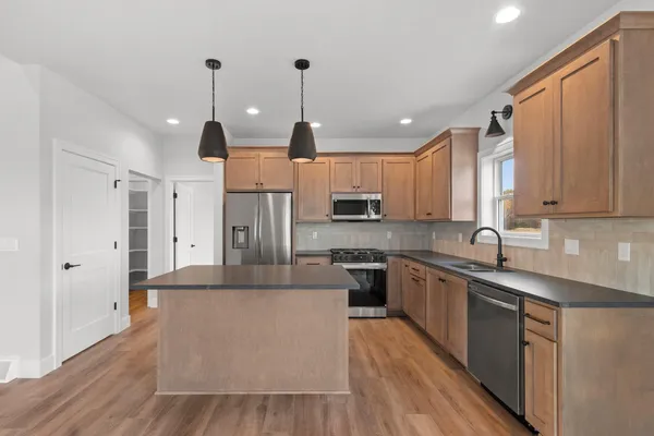 $539,900 | 1405 Crossroads Drive, De Pere, WI 54115