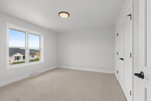 $549,900 | 1405 Crossroads Drive, De Pere, WI 54115