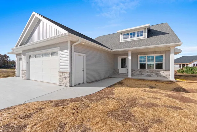 $549,900 | 1405 Crossroads Drive, De Pere, WI 54115