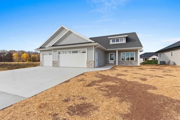 $539,900 | 1405 Crossroads Drive, De Pere, WI 54115