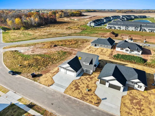 $549,900 | 1405 Crossroads Drive, De Pere, WI 54115