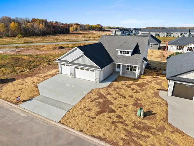 $549,900 | 1405 Crossroads Drive, De Pere, WI 54115