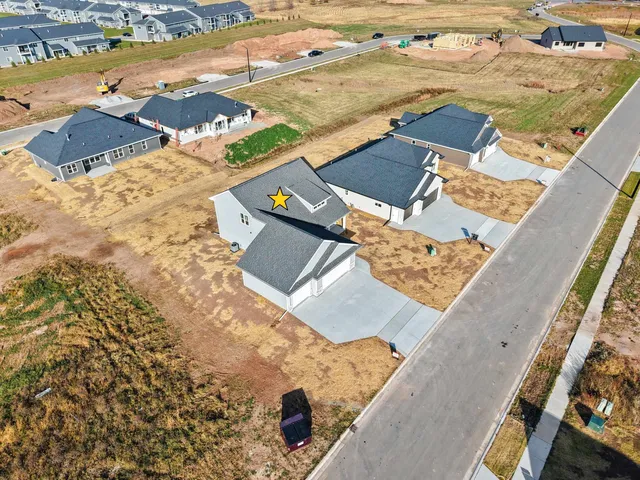 $549,900 | 1405 Crossroads Drive, De Pere, WI 54115