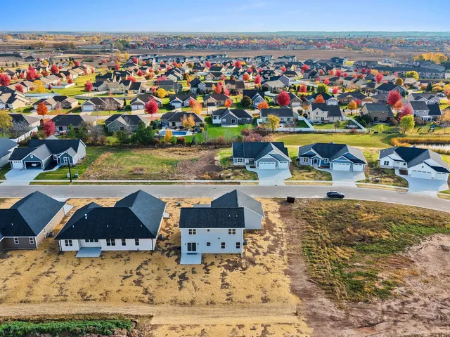 $549,900 | 1405 Crossroads Drive, De Pere, WI 54115