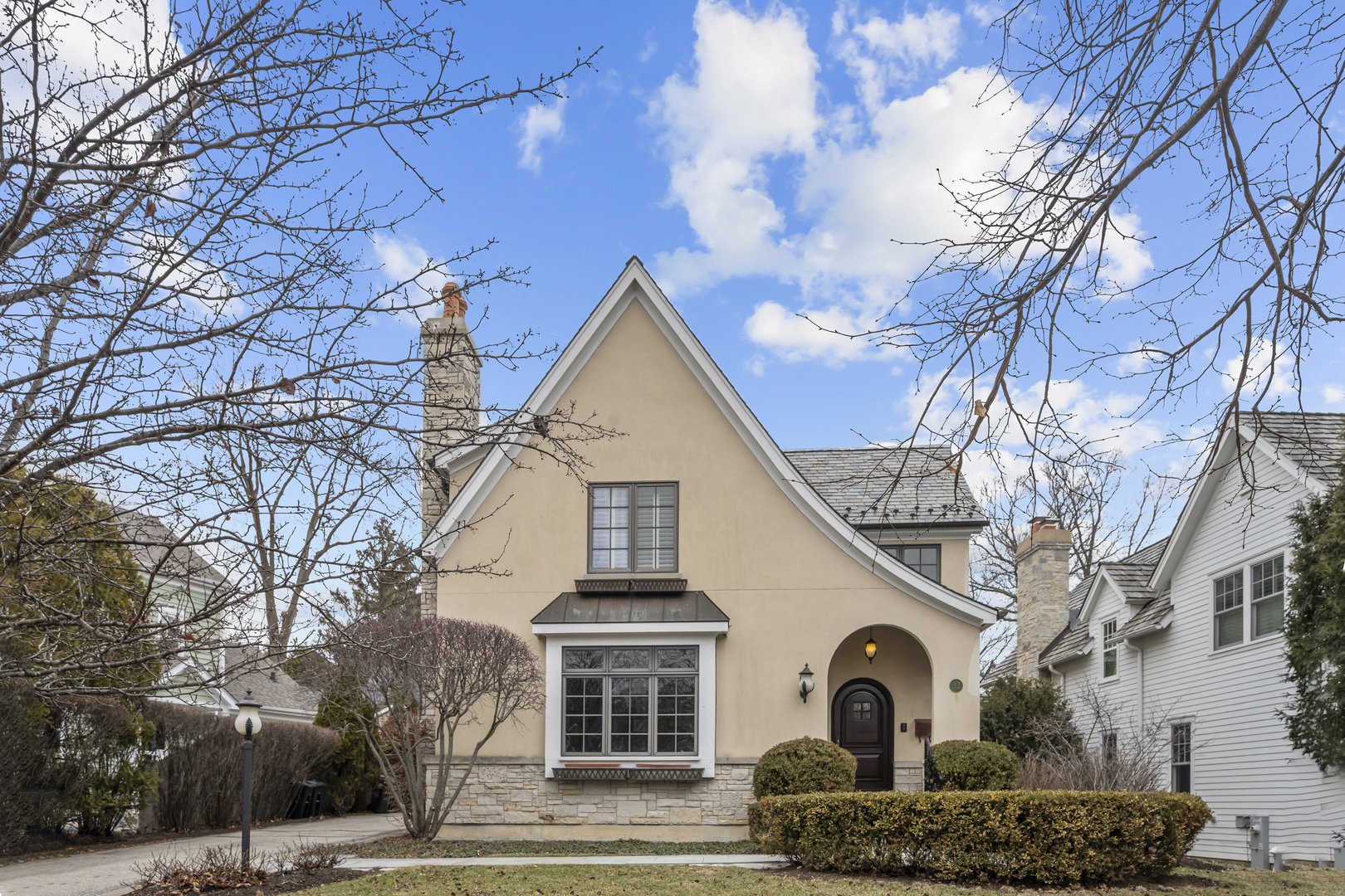33 Washington Circle Lake Forest, IL 60045 - Photo 2 of 37 a front view of a house with a yard