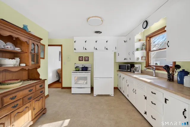 $299,990 | 27 Robinwood Road, Waterbury, CT 06708