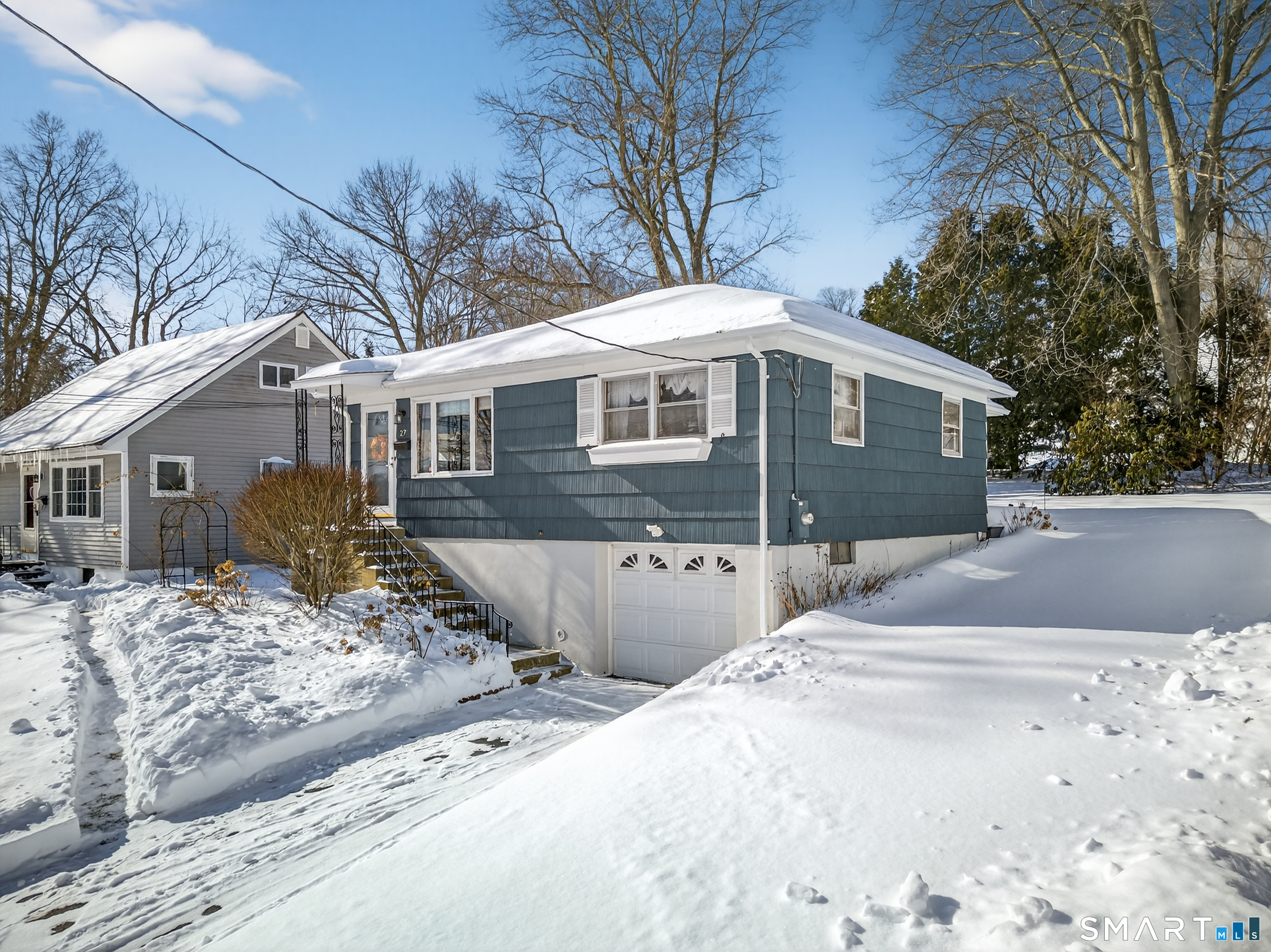 27 Robinwood Road Waterbury, CT 06708 - Photo 3 of 37