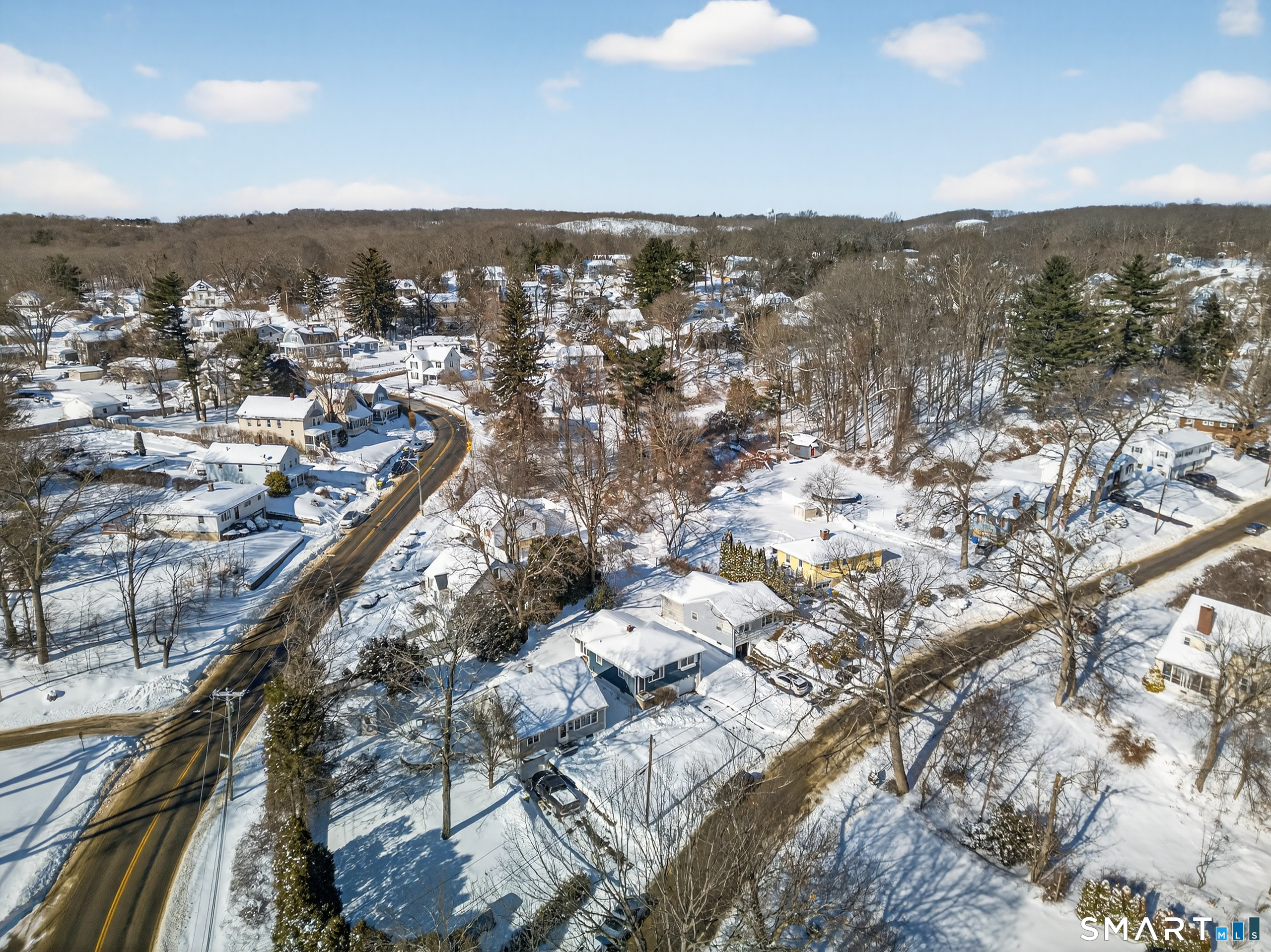 27 Robinwood Road Waterbury, CT 06708 - Photo 4 of 37