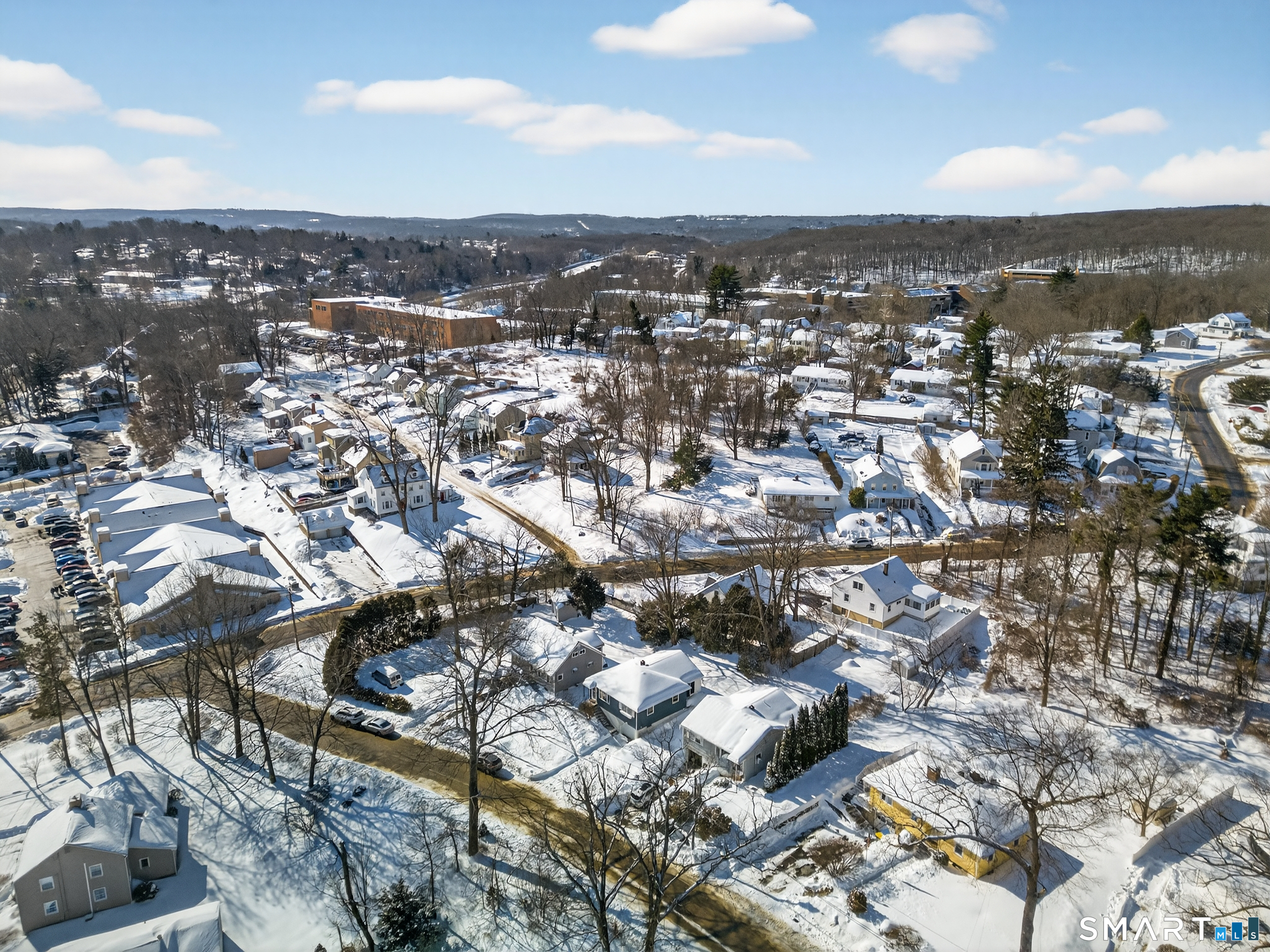 27 Robinwood Road Waterbury, CT 06708 - Photo 5 of 37