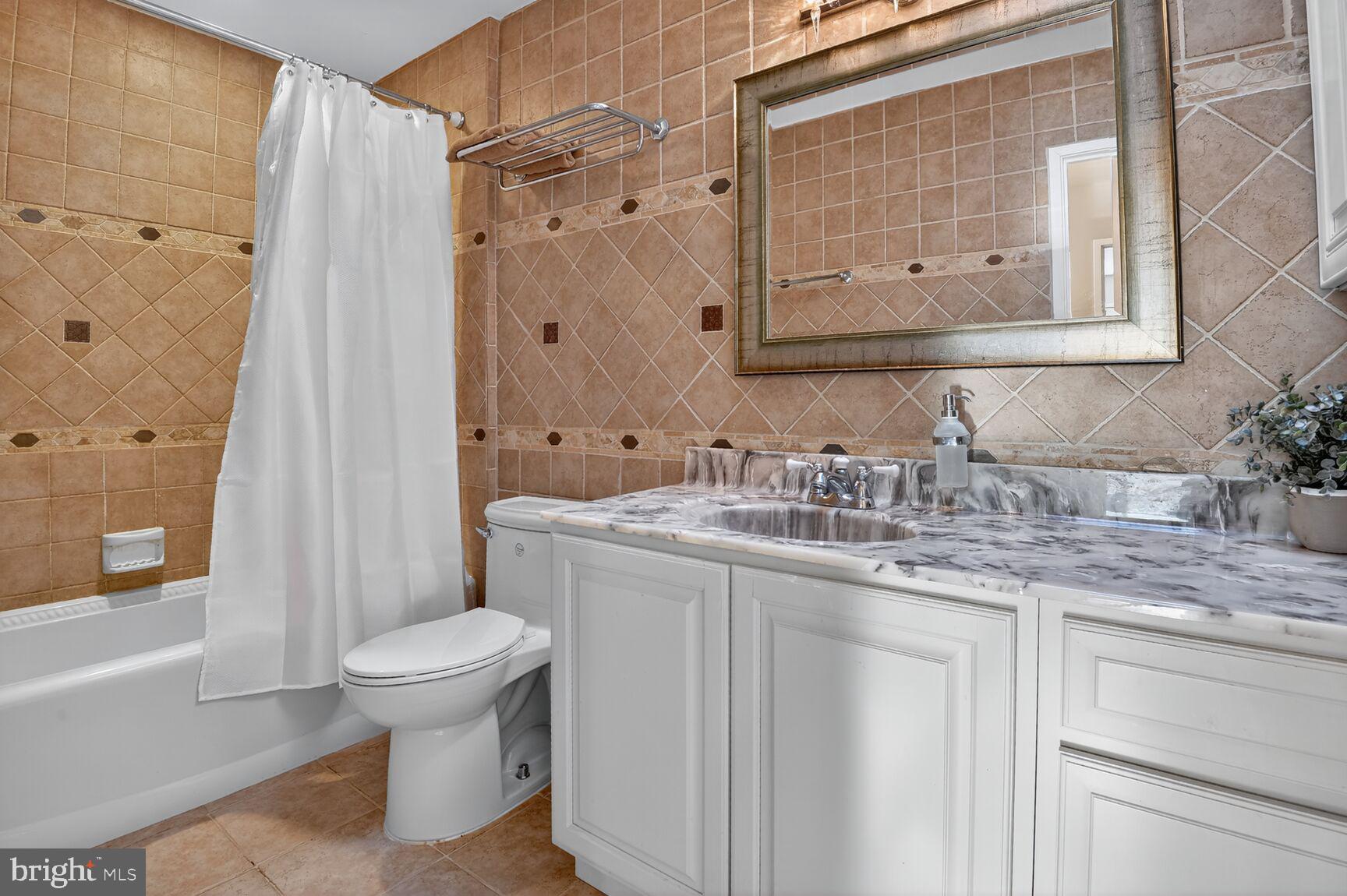 3204 Fox Mill Road Oakton, VA 22124 - Photo 21 of 25 Shared Hall Bath