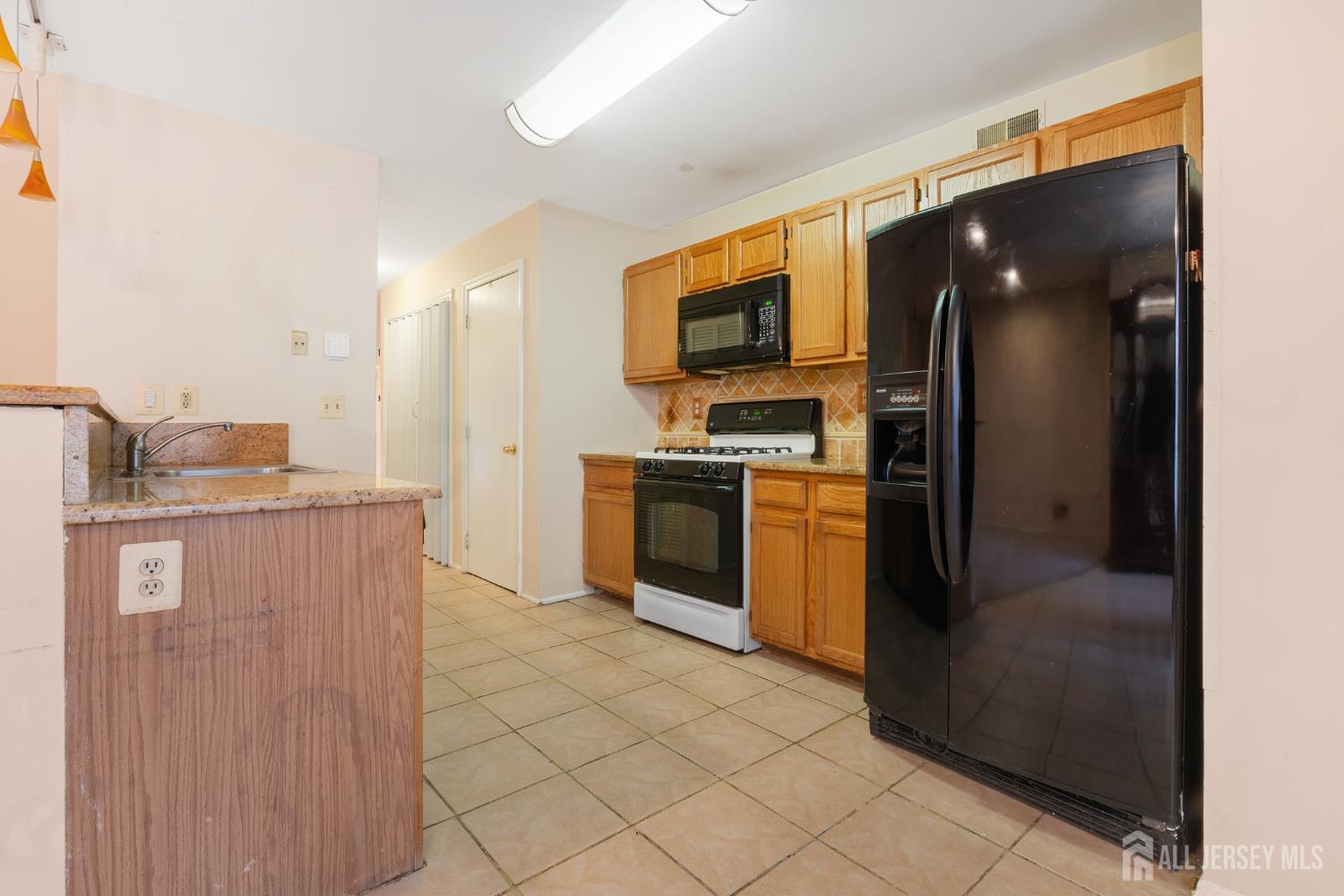 415 Plymouth Road North Brunswick, NJ 08902 - Photo 22 of 41