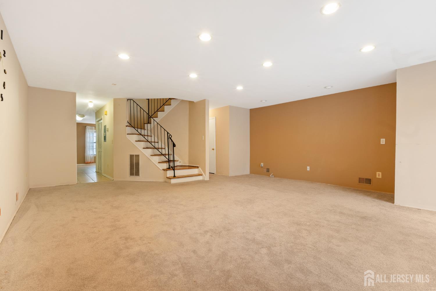 415 Plymouth Road North Brunswick, NJ 08902 - Photo 6 of 41