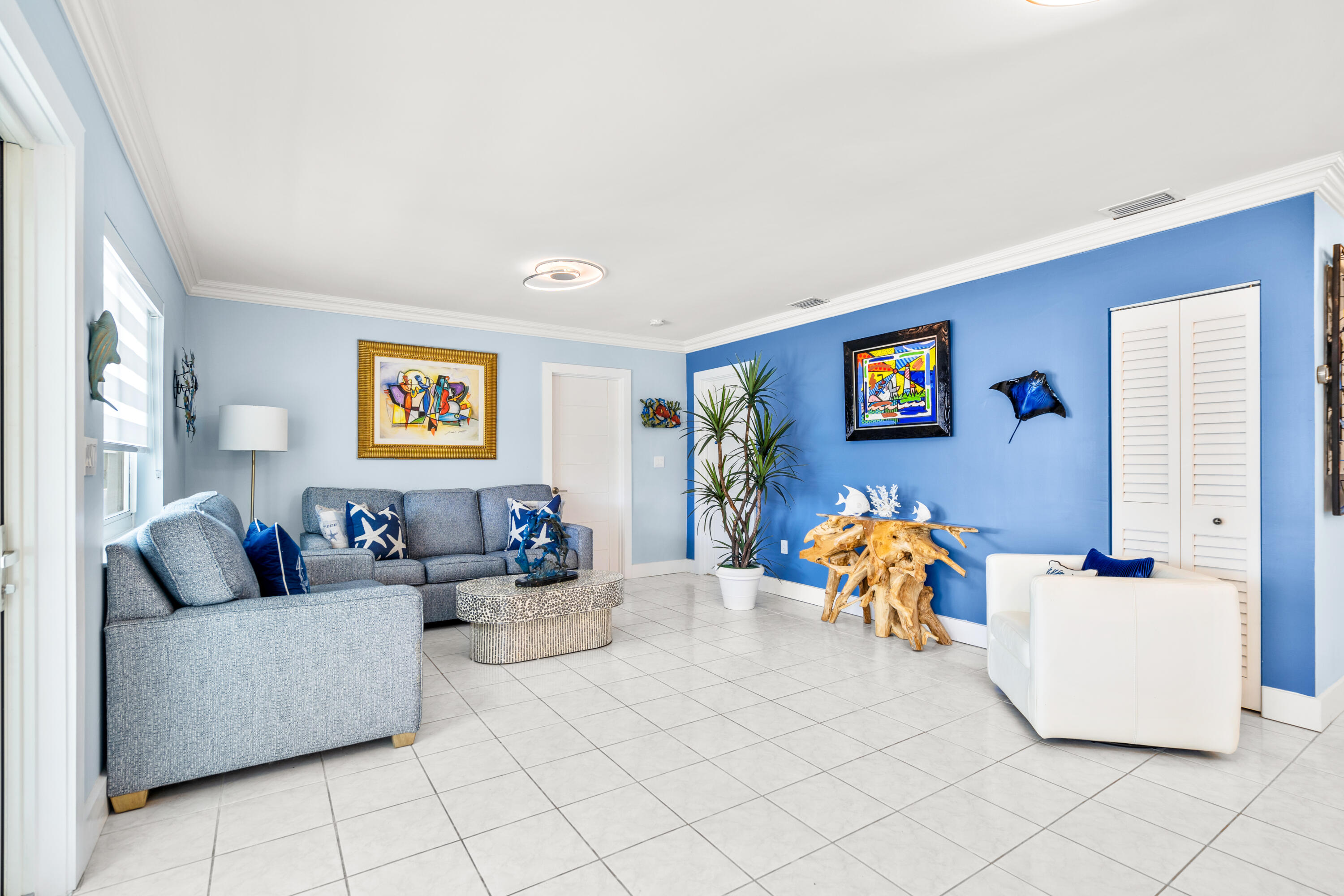 130 Lorelane Place Key Largo, FL 33037 - Photo 14 of 67 a living room with furniture and a couch