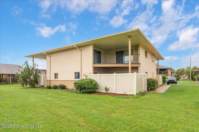 a view of a house with backyard