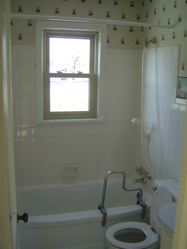 322 Liberty Road Northeast Roanoke, VA 24012 - Photo 4 of 15 Bathroom