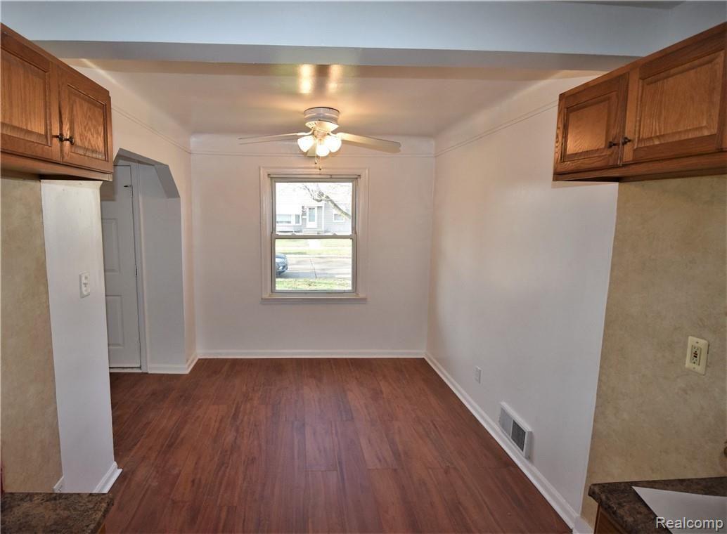Dining area with ceiling fan that stays