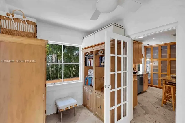 a view of an entryway with workspace