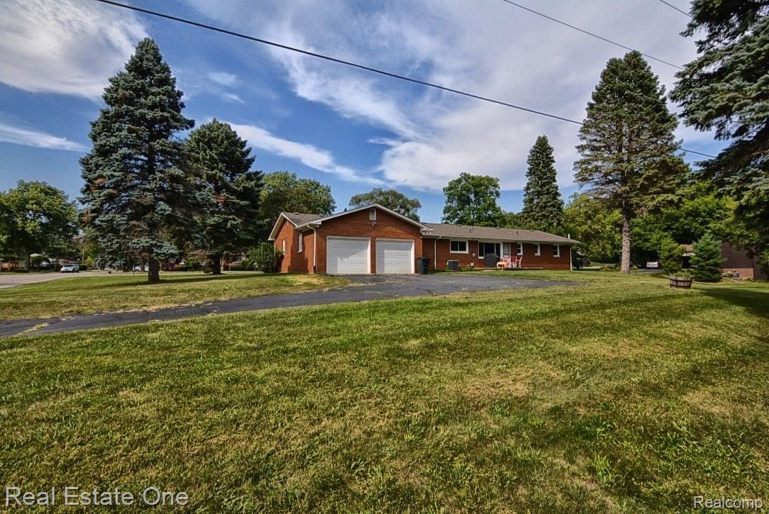 425 Orchard Ridge Road South Lyon, MI 48178 - Photo 3 of 21 thumb_DSC_0266_1024 - Copy - Copy.jpg