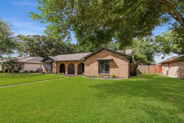 $259,900 | 109 Tamarisk Trail, Lake Jackson, TX 77566