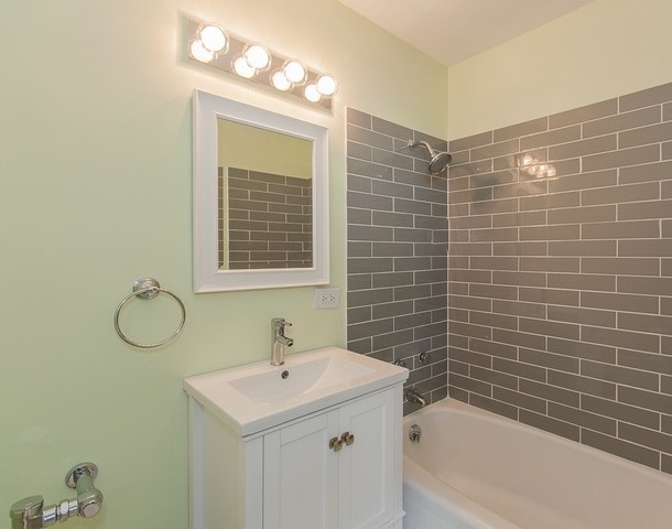 5757 North Sheridan Road, Unit 9C Chicago, IL 60660 - Photo 13 of 25 a bathroom with a sink a toilet and shower