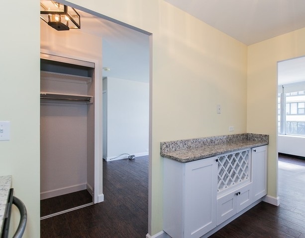 5757 North Sheridan Road, Unit 9C Chicago, IL 60660 - Photo 6 of 25 a view of an entryway with kitchen