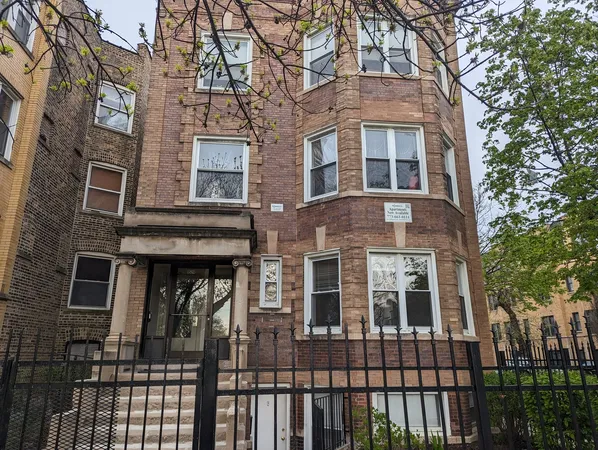 $2,995 | 1524 North Kedzie Avenue, Unit 3, Chicago, IL 60651