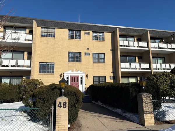 $3,200 | 48 Bigelow Avenue, Unit 24, Watertown, MA 02472
