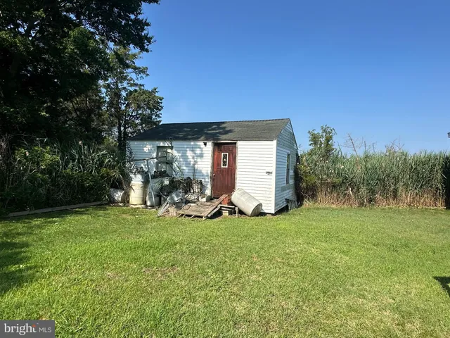 a view of a house with backyard