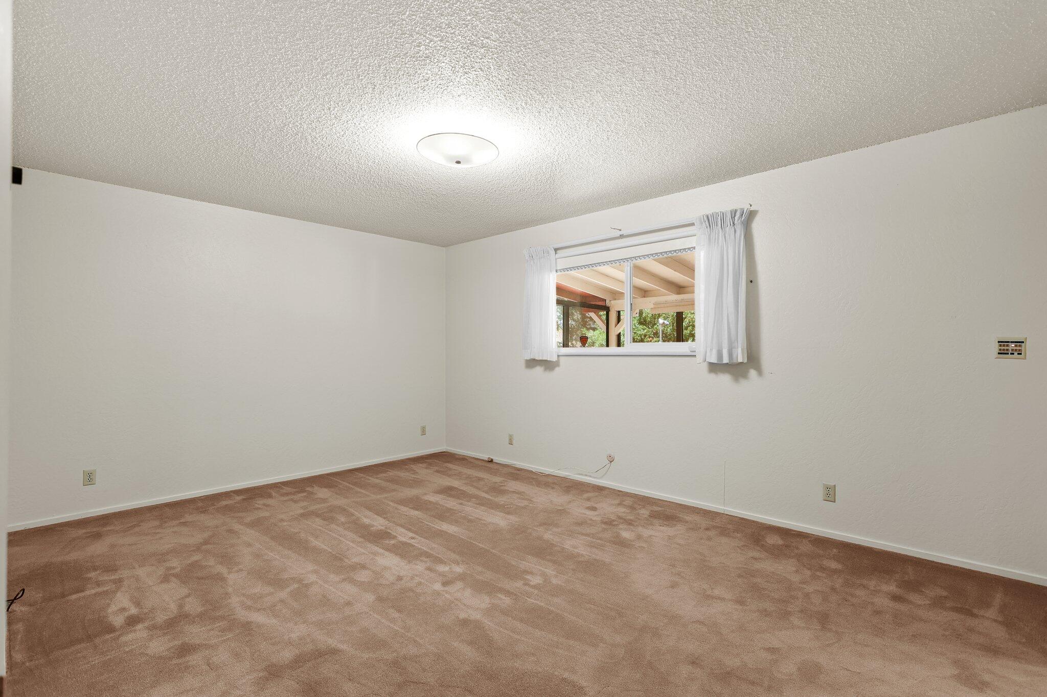 910 Hallmark Drive Redding, CA 96001 - Photo 11 of 40