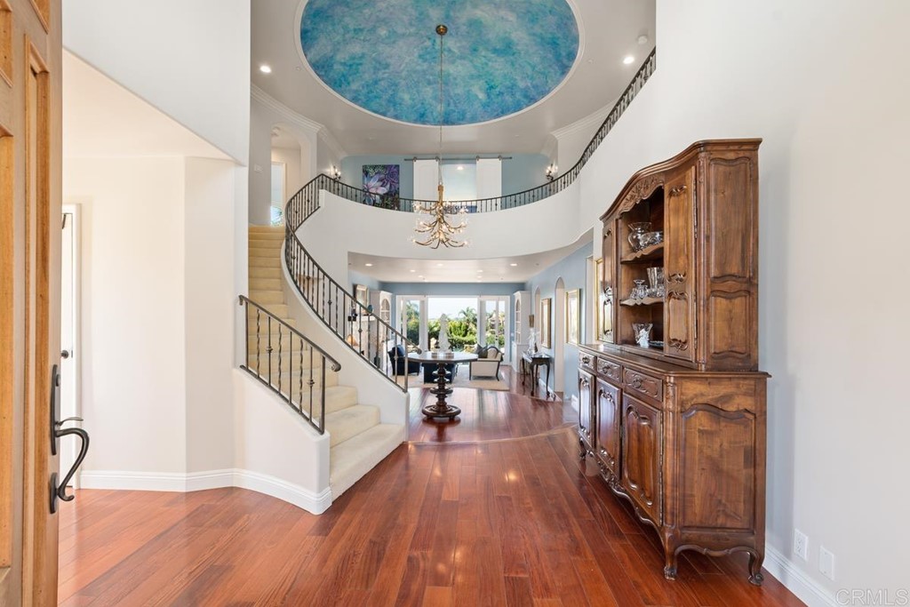 1620 Bella Vista Drive Encinitas, CA 92024 - Photo 6 of 35 a view of a interior of house