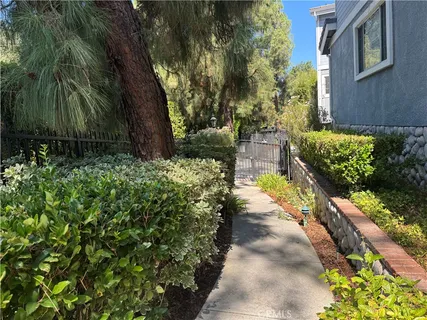 a view of a pathway with a yard