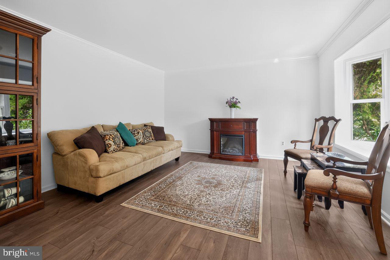 81 Post Road Churchville, PA 18966 - Photo 7 of 47 Living Room